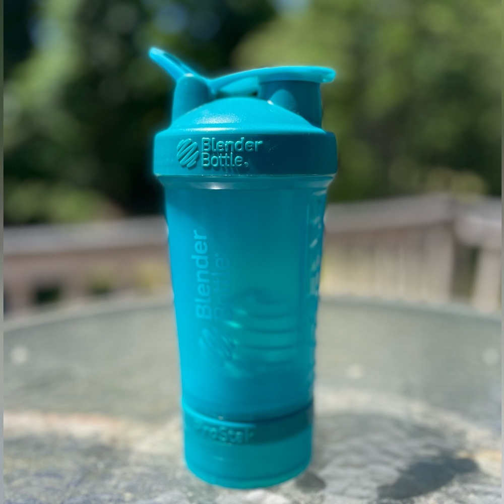 Premium Blender Bottle - Perfect for Smoothies, Protein Shakes, etc! Used once!